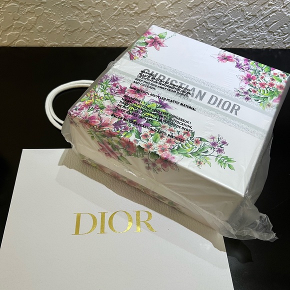 CHRISTIAN DIOR GIFT BOX NWT & DIOR SHOP BAG - Picture 10 of 10